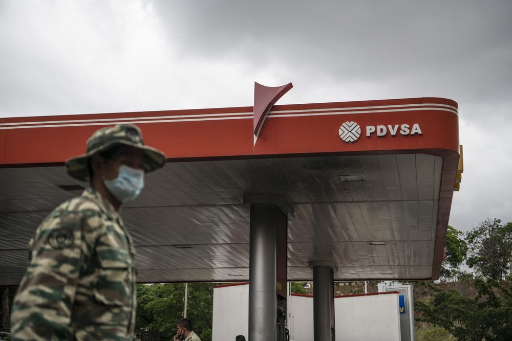 Bloomberg: El racionamiento de combustible hunde aún más a Venezuela en la crisis económica