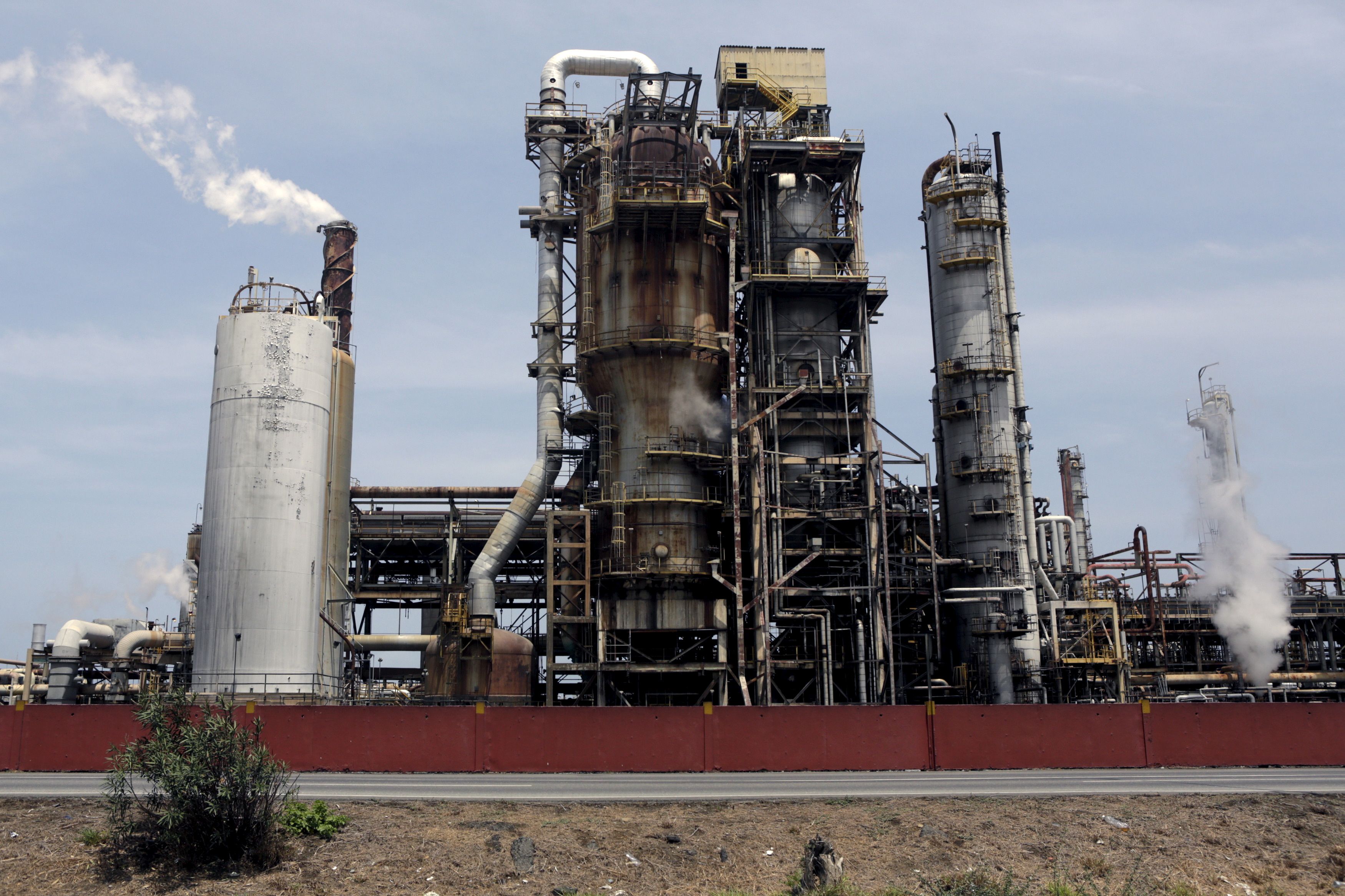 Pdvsa detiene producción de gasolina de refinería El Palito
