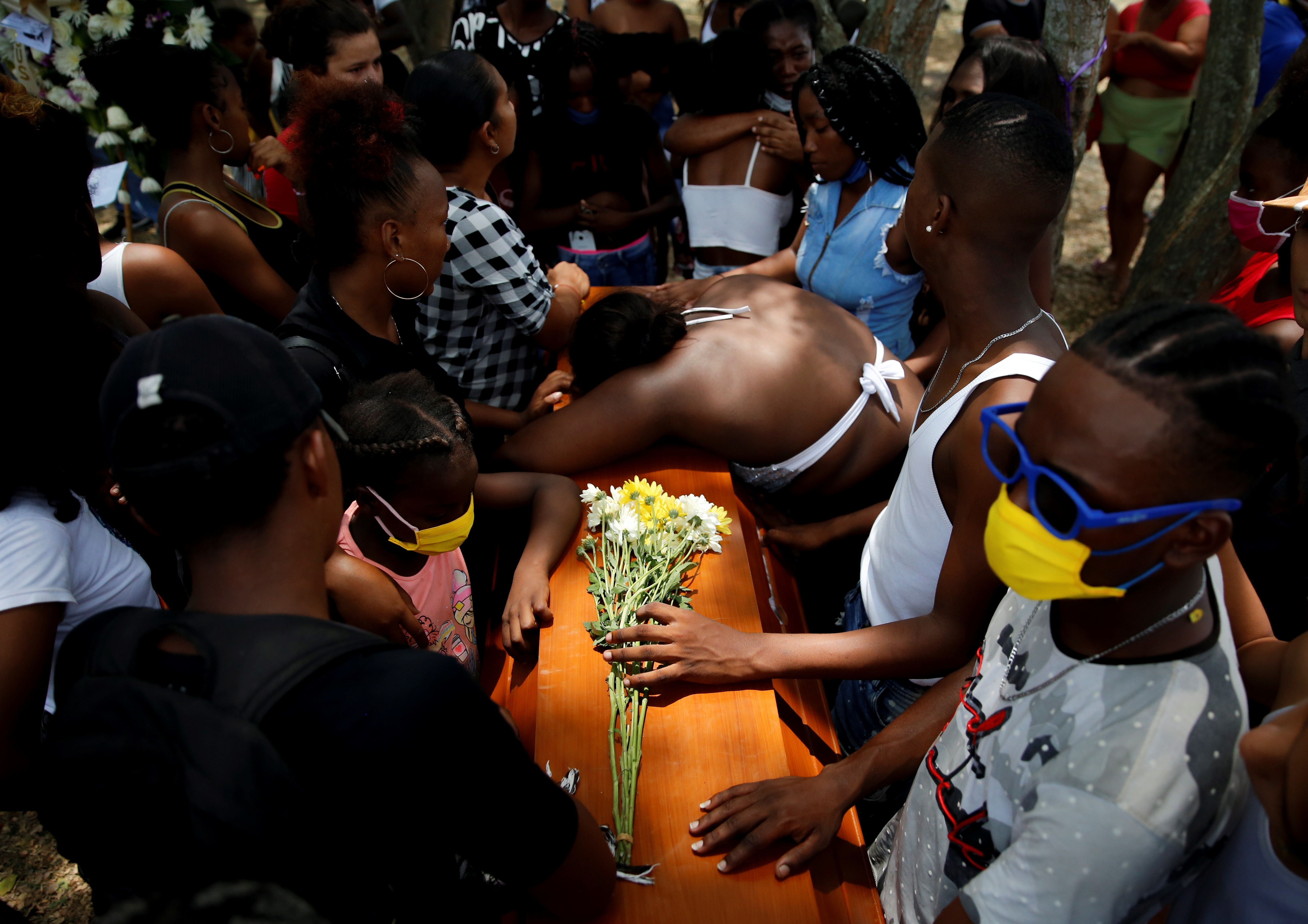 Horror en Cali: Lanzaron una granada en el velorio de cinco jóvenes que habían sido torturados y asesinados