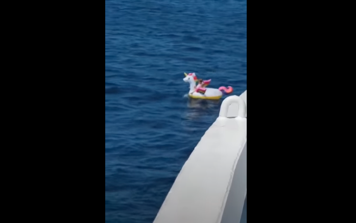 Un ferry rescata a una niña de cuatro años a la deriva en un flotador de unicornio (VIDEO)