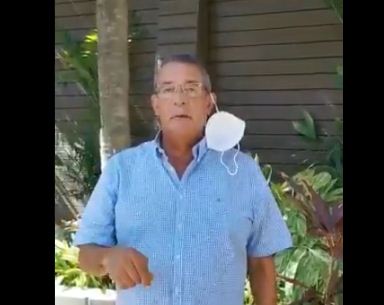 Más “tapaoreja” que otra cosa: García Carneiro con una mascarilla guindando dice que evoluciona “bien” a tratamientos (VIDEO)