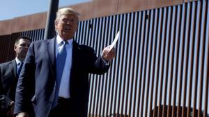 Trump visitó el muro fronterizo en el desierto de Yuma para recuperar terreno en campaña