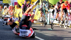 El impactante accidente en el Tour de Polonia que terminó con un ciclista en coma inducido (Video)