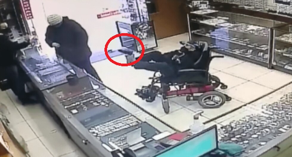 Ladrón sin brazos asaltó una joyería sosteniendo el arma con los pies (VIDEO)