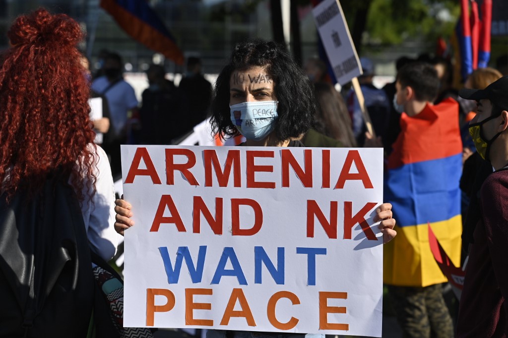 En imágenes: Armenios y azerbaiyanos protestan en todo el mundo en contra el conflicto bélico