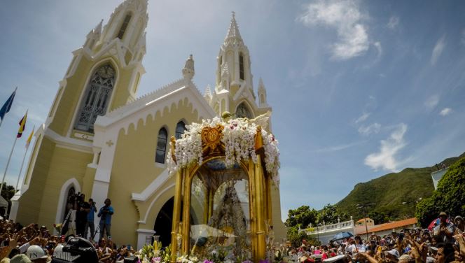 El atípico recorrido que realizaron con la Virgen del Valle en Nueva Esparta (Video)