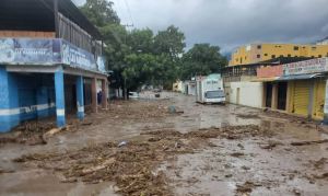 En Imágenes: Río El Limón se desbordó causando la alarma de los vecinos en Aragua