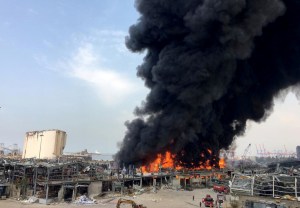 Gran incendio en el puerto de Beirut, semanas después de la devastadora explosión (Videos)