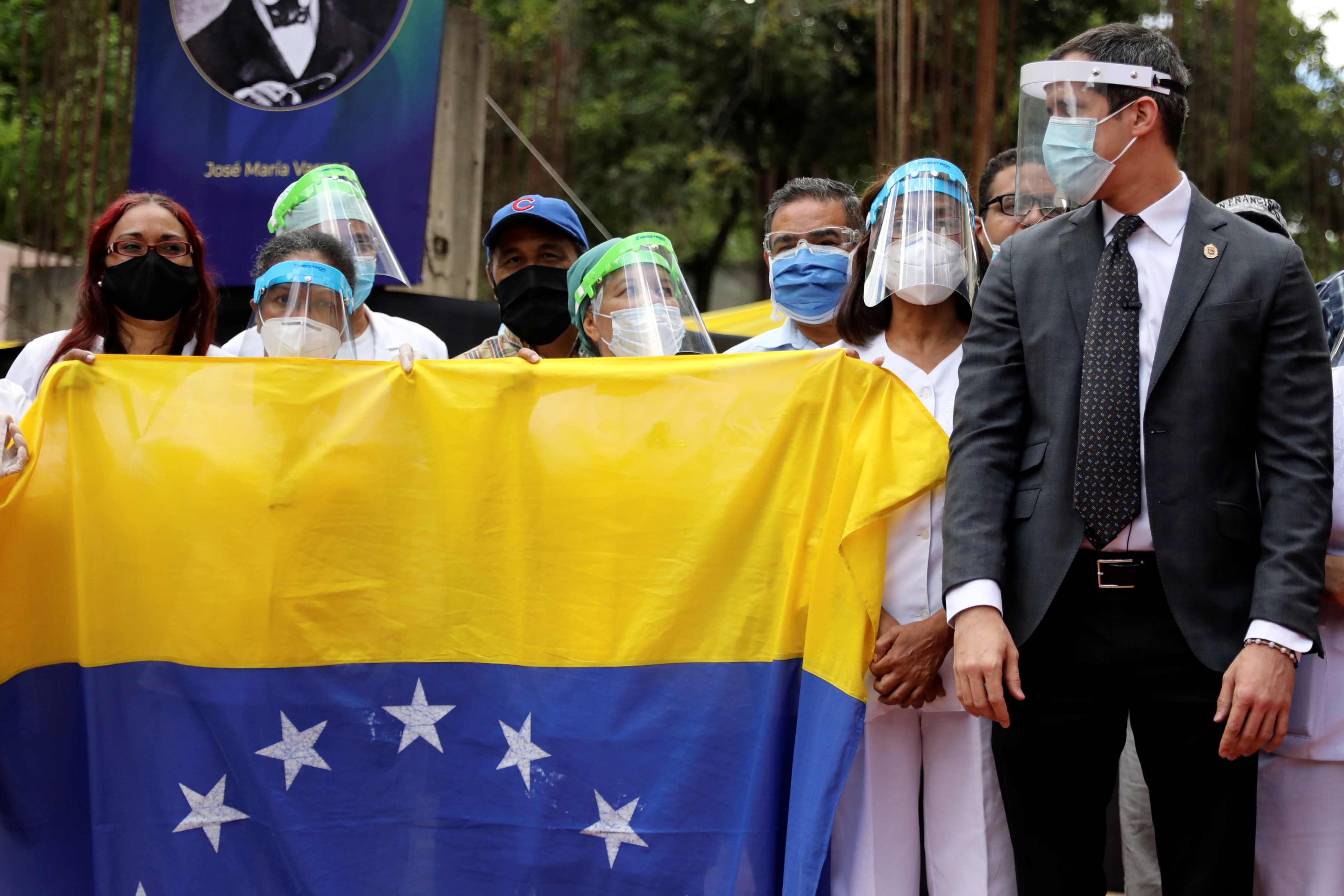 Guaidó acompañó a comprar alimentos a una beneficiada por Héroes de la Salud (Video)