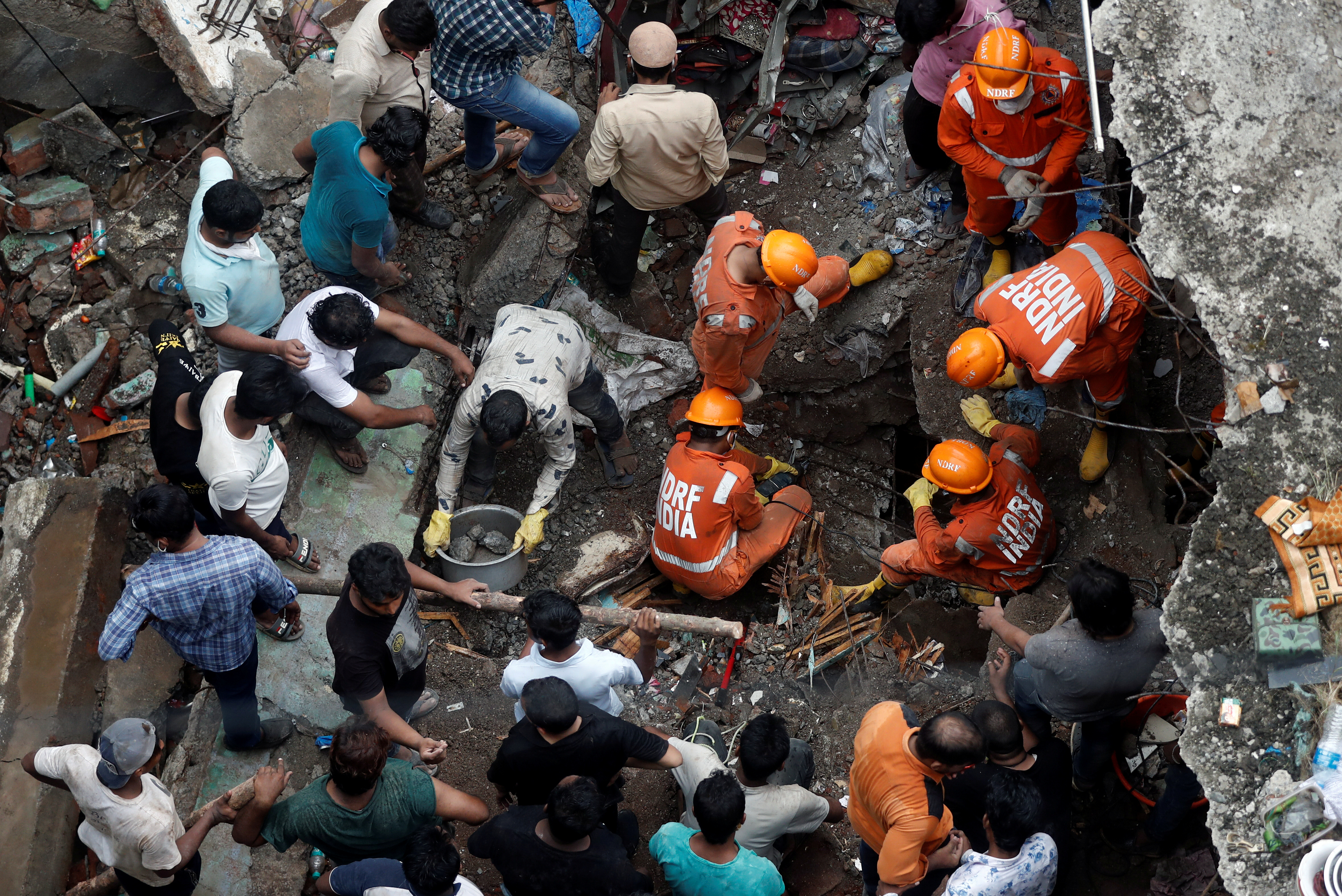 Al menos 20 muertos por derrumbe de un edificio en India