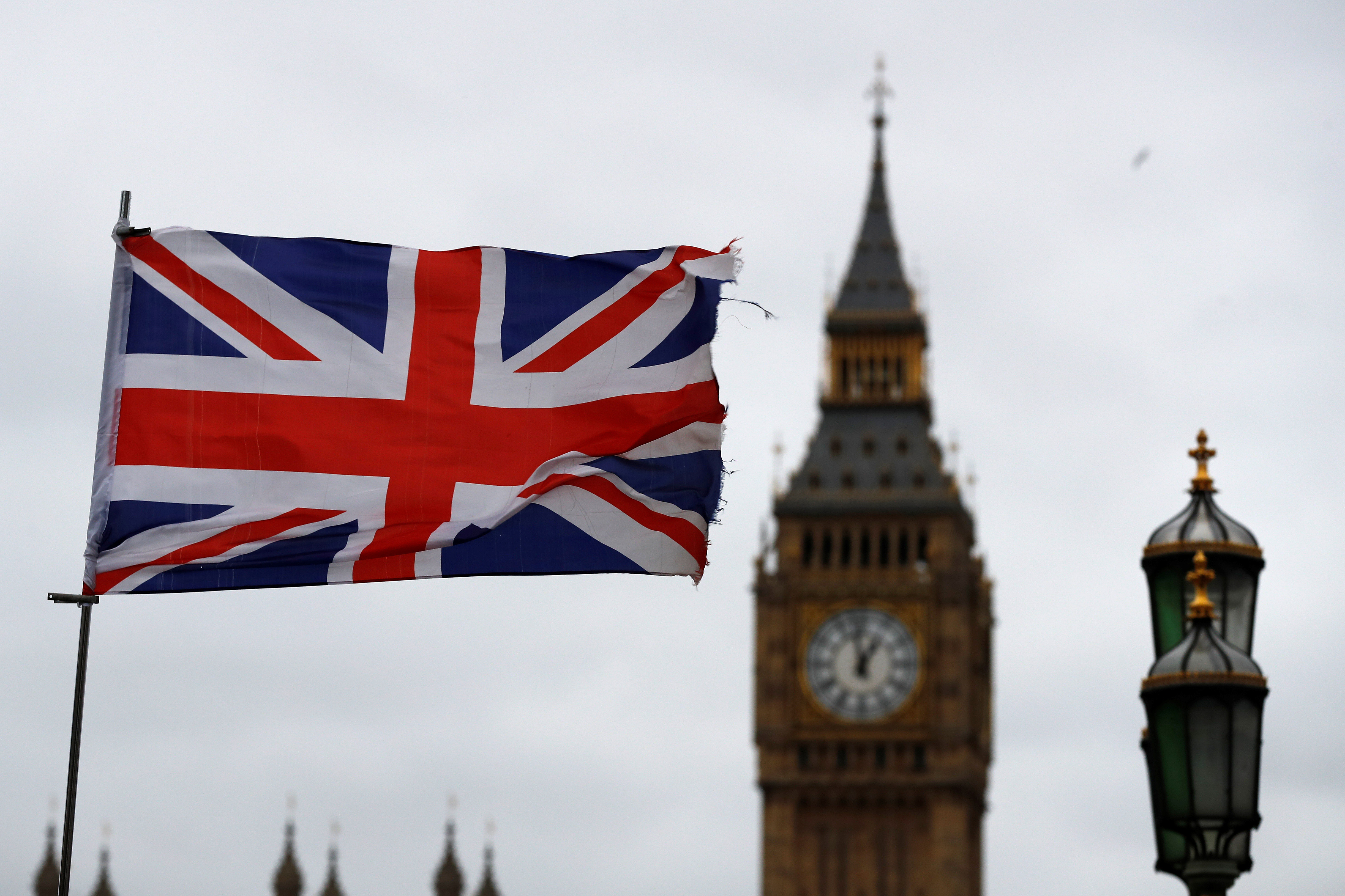 Londres evita una revuelta al abrir más participación parlamentaria sobre el coronavirus