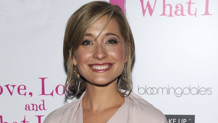 Sentencian a tres años de prisión a la actriz Allison Mack por su papel en la secta sexual Nxivm