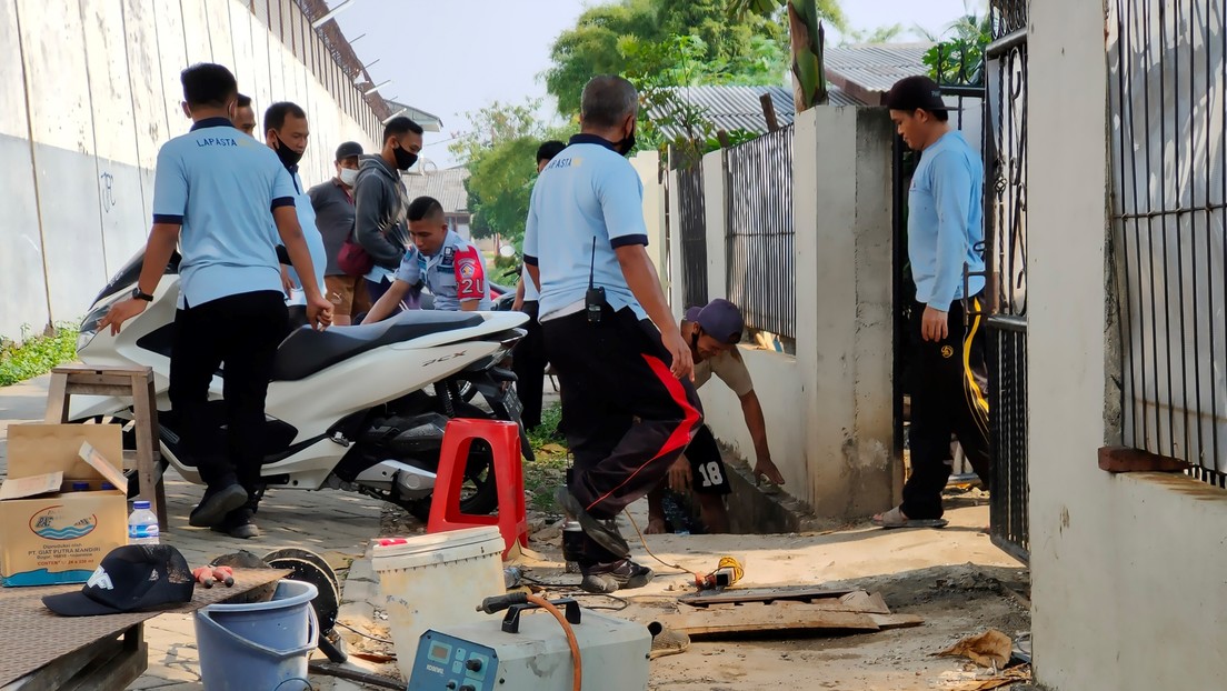 VIDEO: Un narcotraficante chino condenado a muerte se fuga en Indonesia tras excavar un túnel de 30 metros