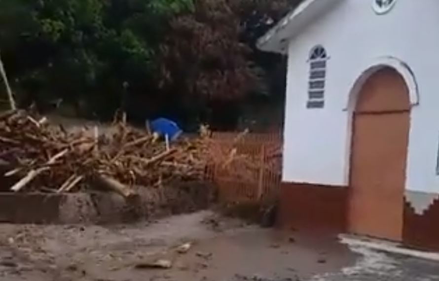 “¡Señora, corra, quítese de ahí!”: Gritos desesperados tras desbordamiento del río El Limón (Video)
