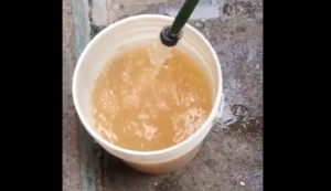 En Caricuao, el agua llega con barro y no es apta para el consumo (VIDEO)
