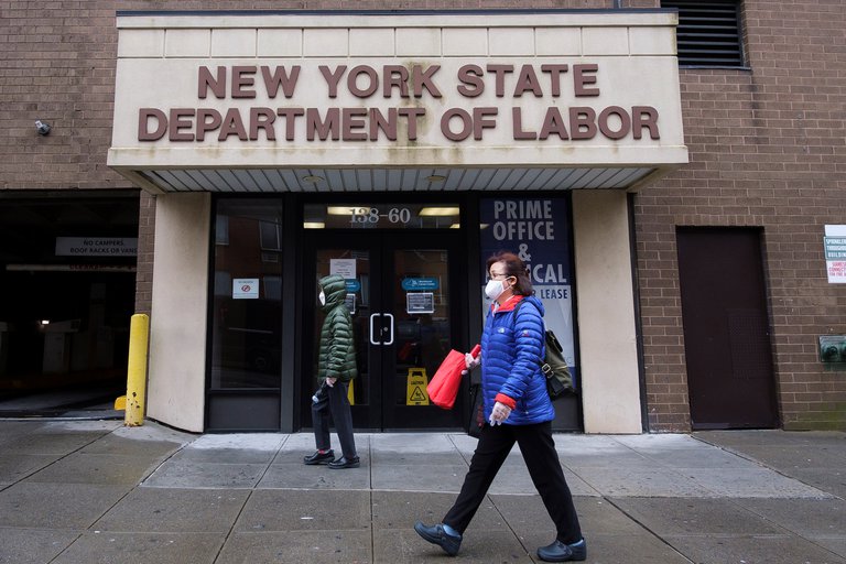 Las solicitudes semanales del subsidio por desempleo en EEUU bajan a 444 mil