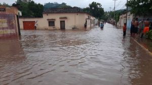 Se desbordó el río Caribe por las fuertes lluvias en el estado Sucre