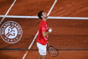 Djokovic venció a Tsitsipas en cinco sets y disputará la final del Roland Garros contra Nadal