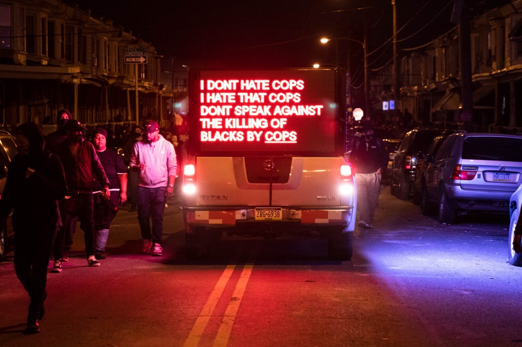Segunda noche de violencia en Filadelfia tras muerte de hombre negro abatido por la policía
