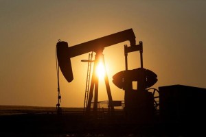 Petróleo cae en un mercado que procesa decisión de Opep+ de aumentar producción