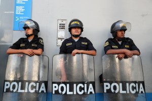 Policía peruana detiene a exsecretarias del presidente Vizcarra por investigaciones de corrupción