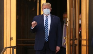 Trump sin síntomas de Covid-19 desde hace 24 horas ni fiebre desde hace cuatro días
