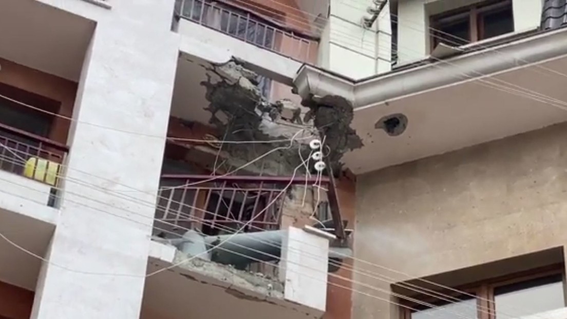 Un misil Smerch impacta contra el balcón de una casa residencial en Stepanakert (VIDEO)