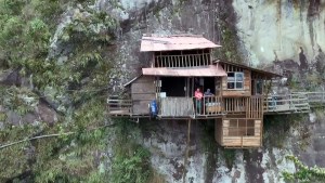 El hotel colombiano que ofrece habitaciones suspendidas a 20 metros de altura llamada “La casa en el aire” (VIDEO)