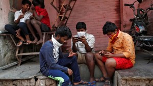 Adolescente en la India se suicida porque la pantalla rota de su teléfono no le permitía asistir a clases en línea