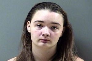 Acusan a una mujer en Iowa por estrangular a su hija de cinco años