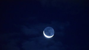 Las increíbles FOTOS de la “Luna invertida”, perfectamente alineada sobre Venus