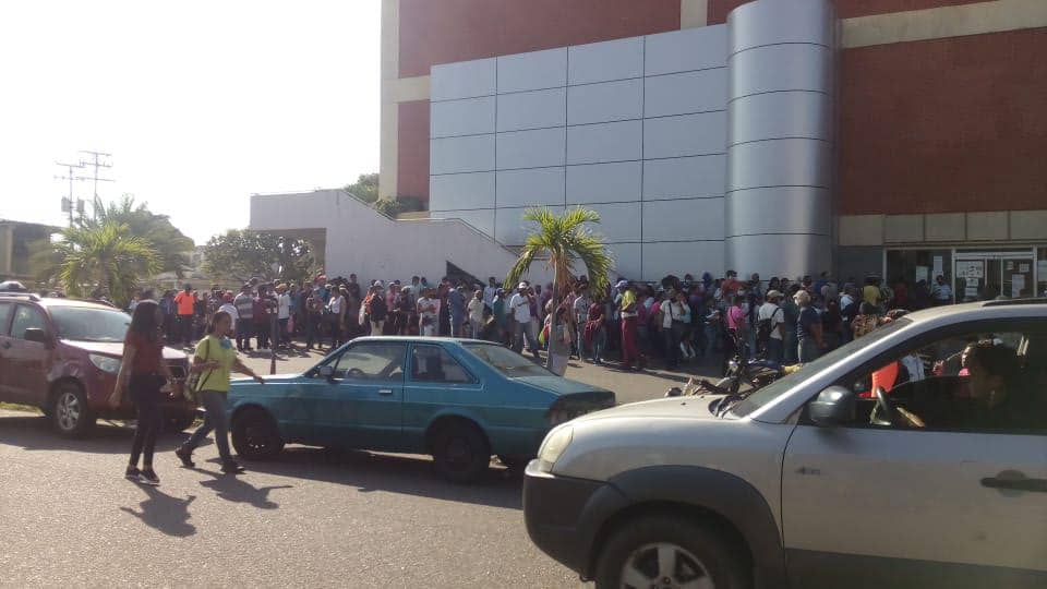 Así se encuentra la sede del Saime de Ciudad Bolívar con largas colas por operativo de cedulación #19Oct