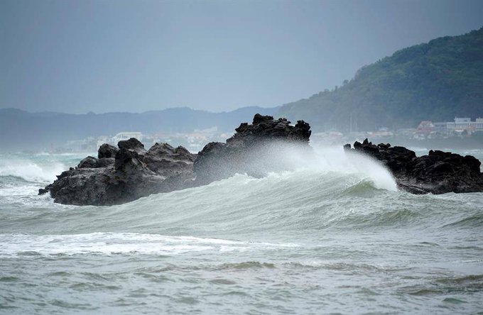 Lluvias torrenciales y vuelos cancelados en Japón por el tifón Chan-hom