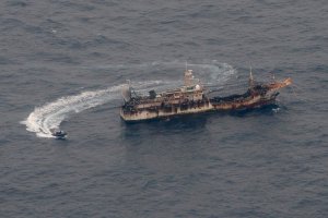 Una flota china clandestina de 340 buques está en Perú y se acerca a Chile para depredar sus recursos marítimos