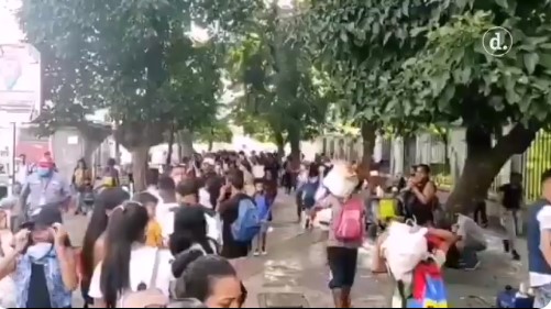 Así es la cola de personas para abordar autobuses para bajar a La Guaira #24Oct (Video)