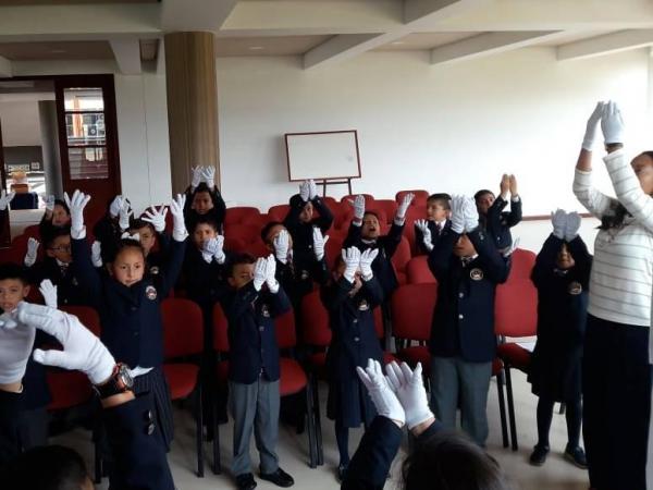 Vicky: La “profe” venezolana en Colombia lucha contra la exclusión con lenguaje de señas