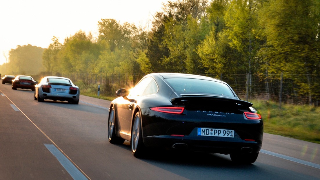 Tres Porsche compiten en una transitada carretera en Colombia y uno de ellos atropella a un ciclista (VIDEOS)