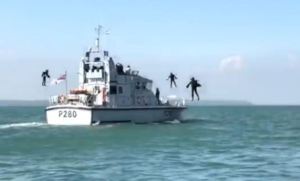 Reino Unido prueba “un traje de Iron Man” para perseguir embarcaciones en movimiento (VIDEO)