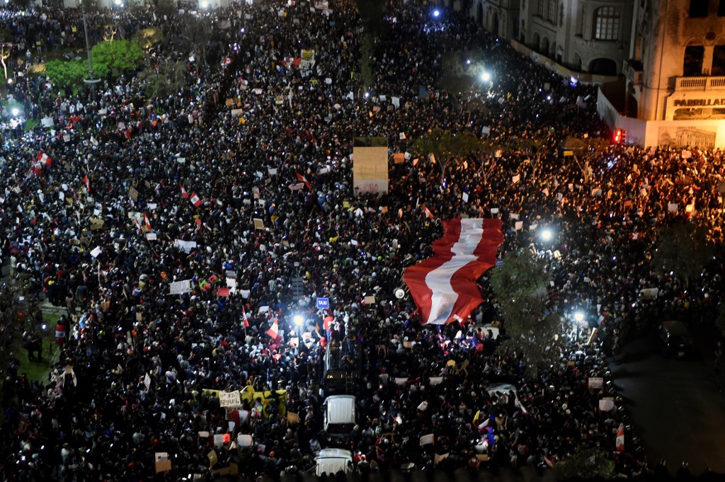 Prometen investigar muerte de dos jóvenes en manifestaciones en Perú