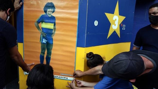 Fanáticos de Maradona se concentraron en “La Bombonera” para homenajear a su ídolo (Video)