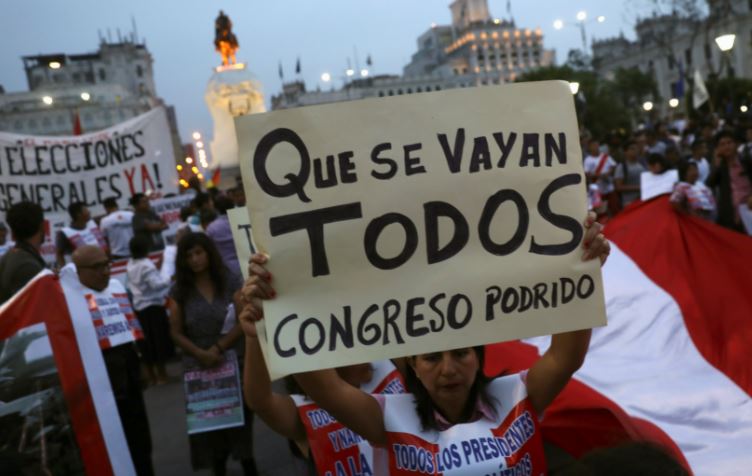 En Imágenes: Peruanos protestan contra la destitución de Vizcarra