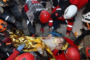 Una niña de cuatro años rescatada con vida 91 horas después del sismo en Turquía (Fotos)