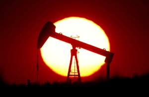 Petróleo baja tras informe de reservas en EEUU
