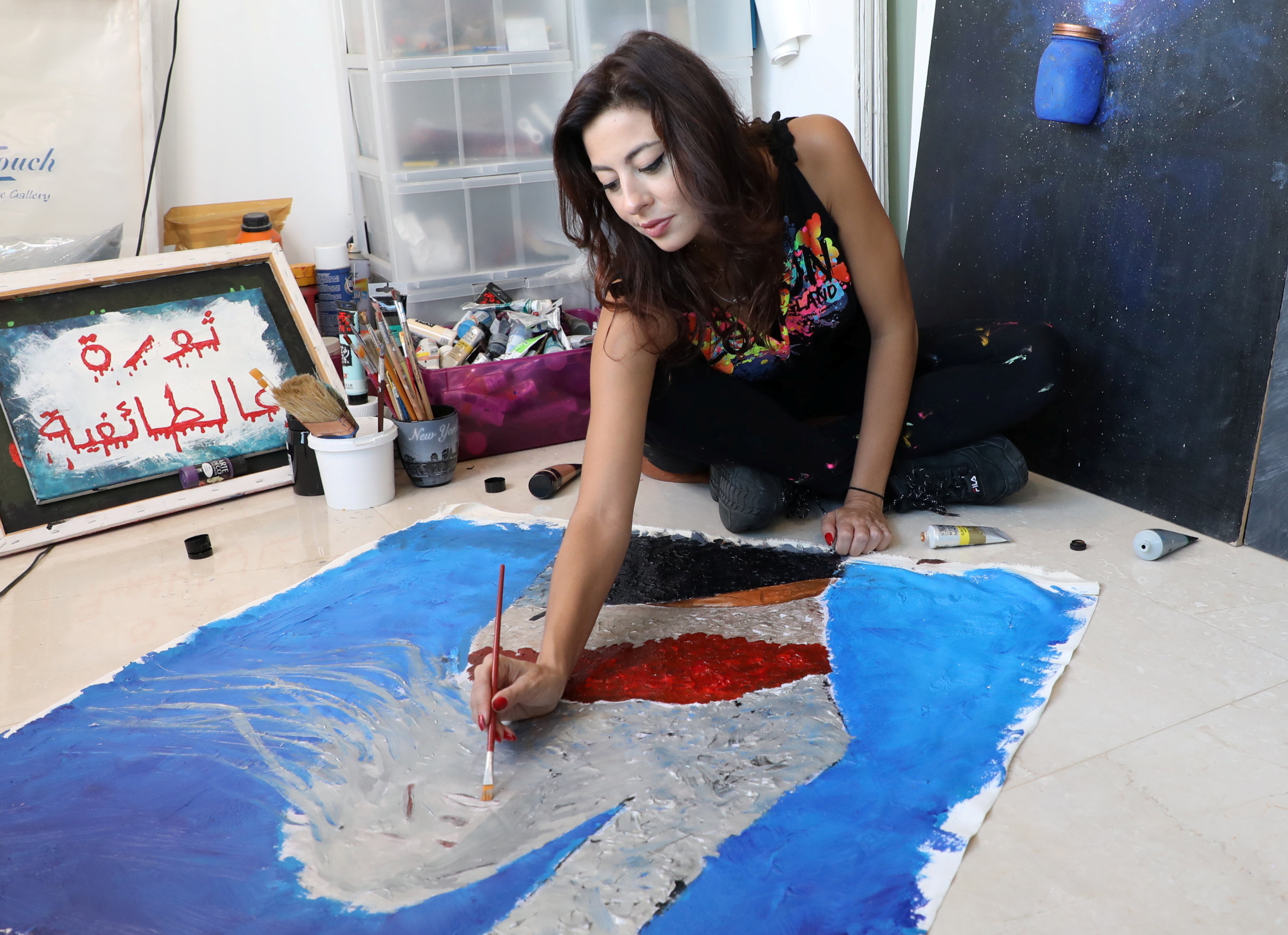 Hayat Nazer, artista que convirtió los escombros de Beirut en un símbolo de esperanza (Fotos)