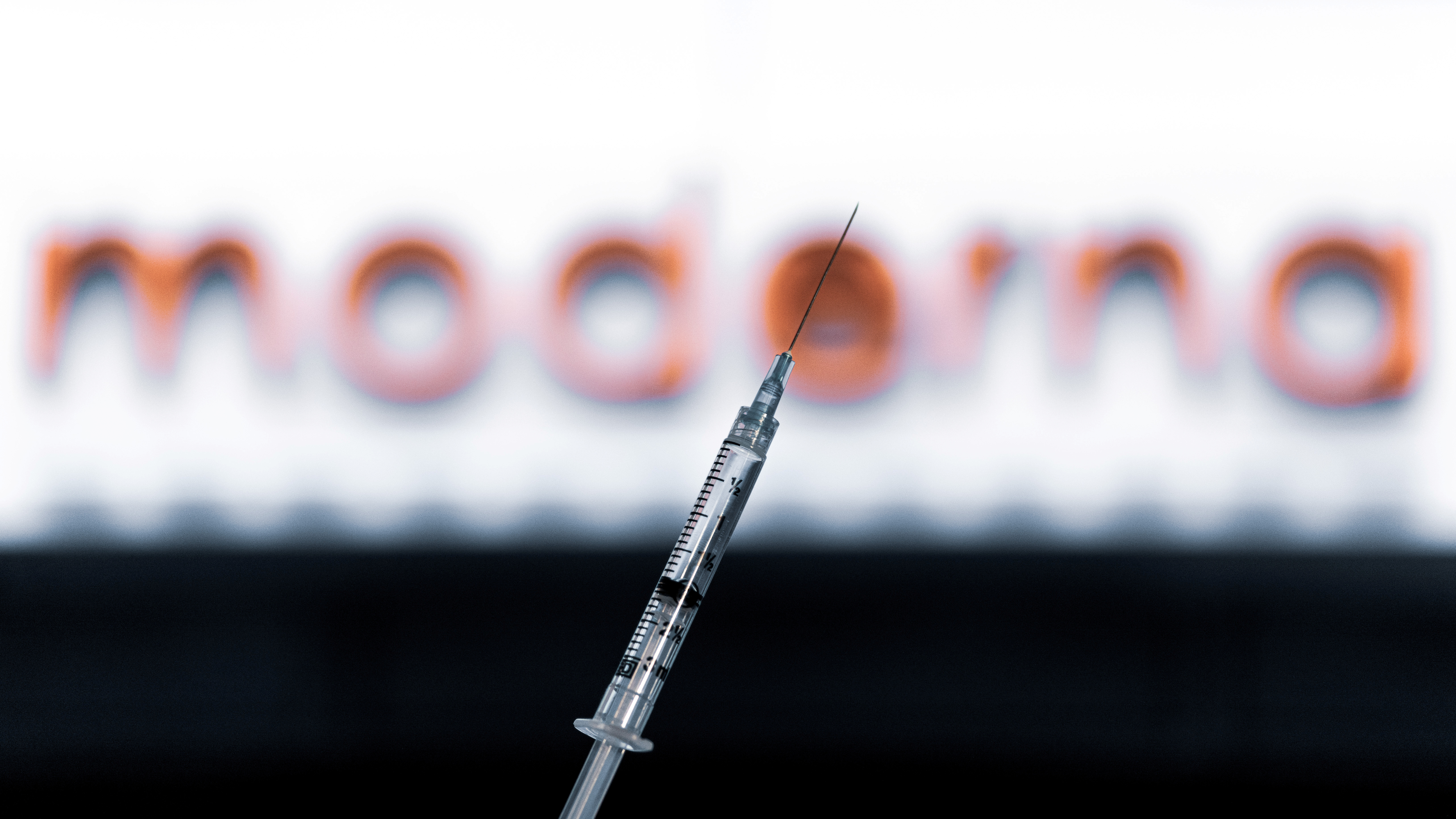 Comité regulador de EEUU inició evaluación a la vacuna de Moderna