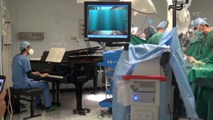 Un niño es operado junto a la música de un piano en Italia (Fotos y Video)