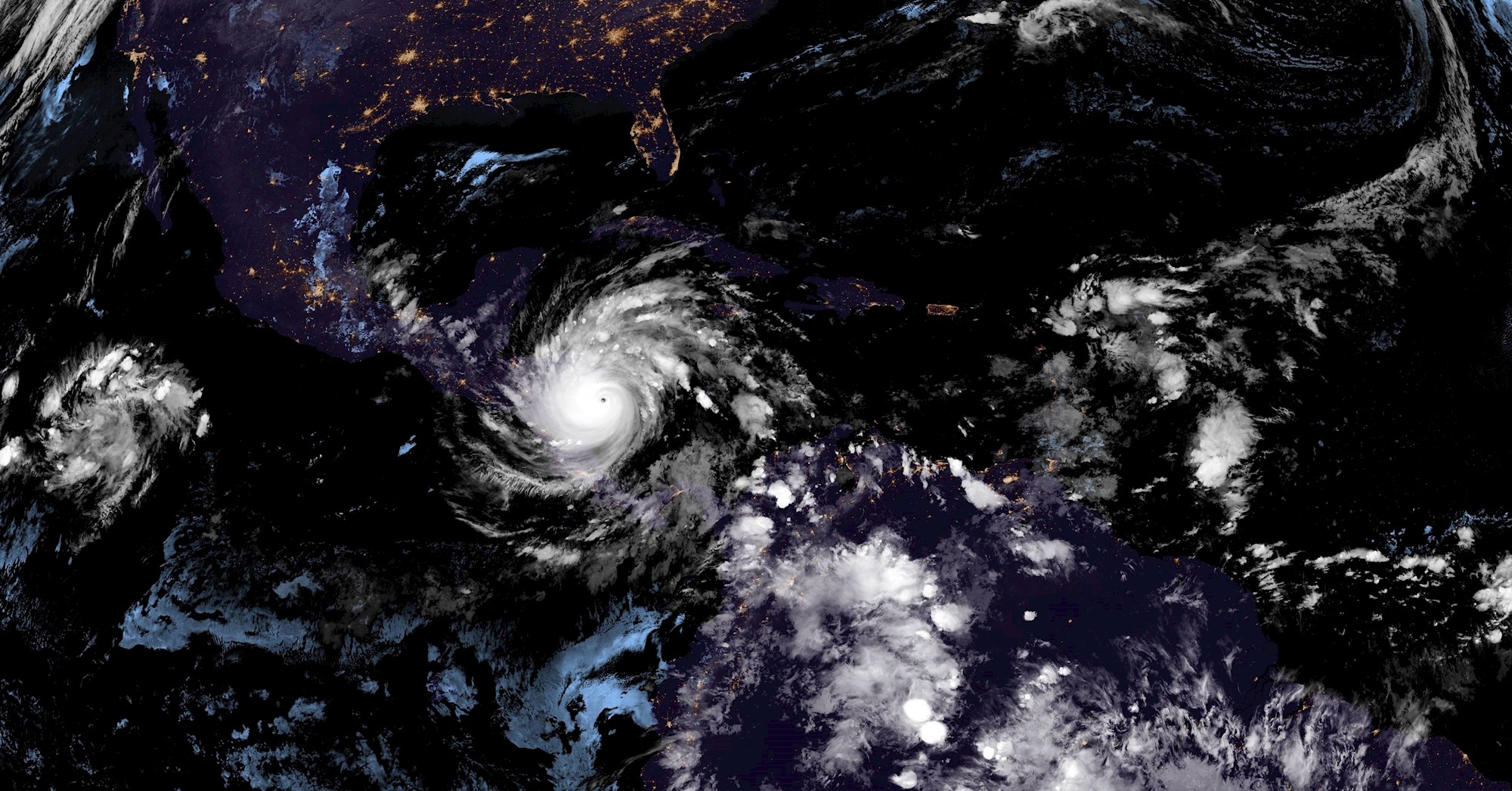 El poderoso huracán Iota pierde fuerza tras causar graves daños en Nicaragua