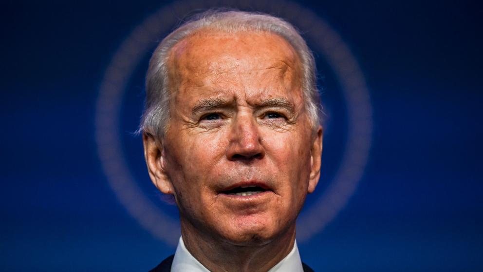 Biden lucha contra la idea de que su gobierno es el tercer mandato Obama