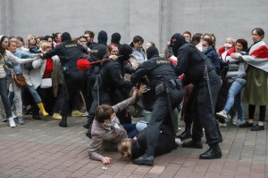 Arrestan a 300 personas en manifestación de la oposición en Bielorrusia