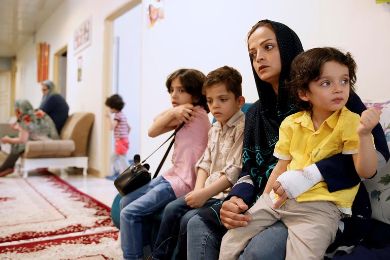 Desamparo, traumas y adicciones: Las secuelas del matrimonio infantil en Irán